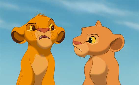 سیمبا و نالا، دو توله‌شیر از انیمیشن شیر شاه در حال بازی در دشت آفریقا